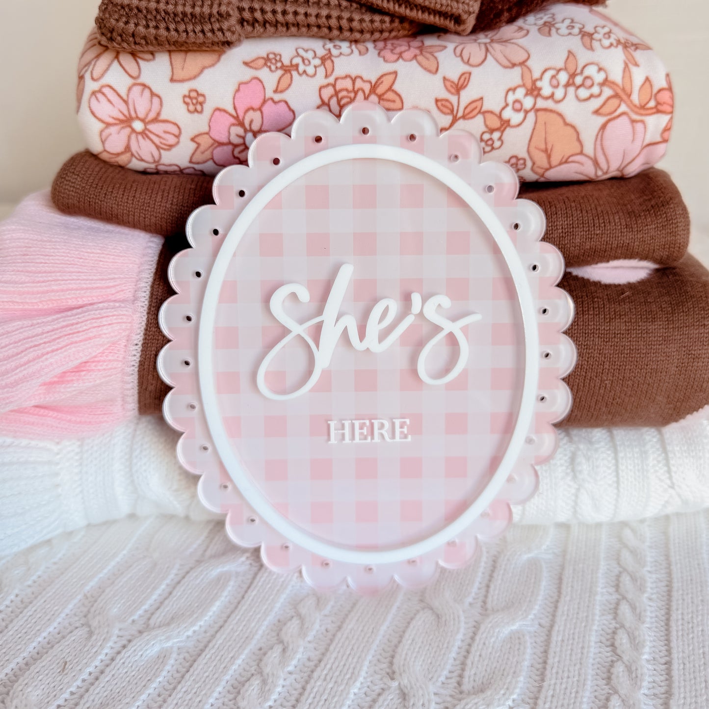 VINTAGE SCALLOPED OVAL NAME SIGN | Acrylic