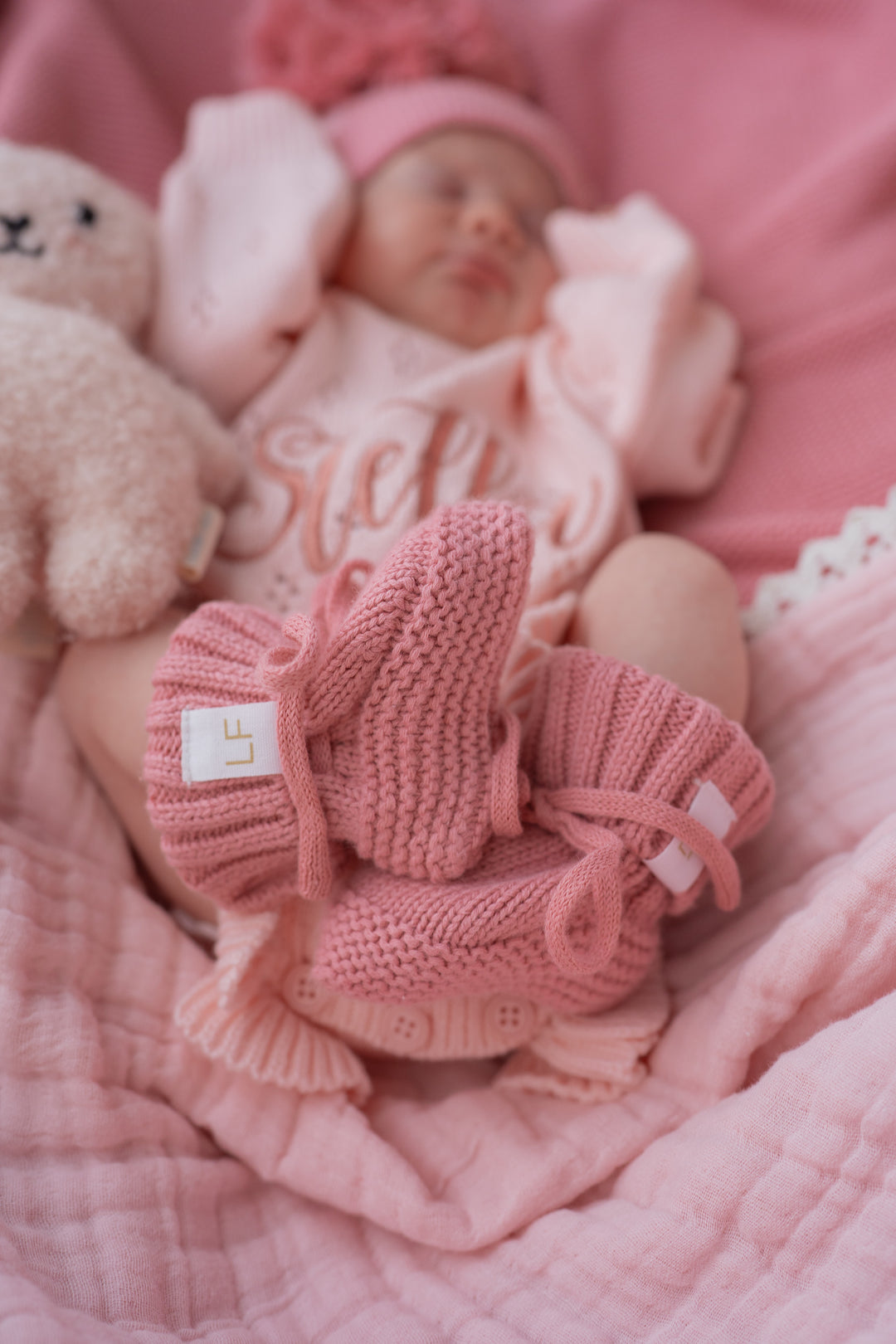 KNITTED BOOTIES | STRAWBERRY