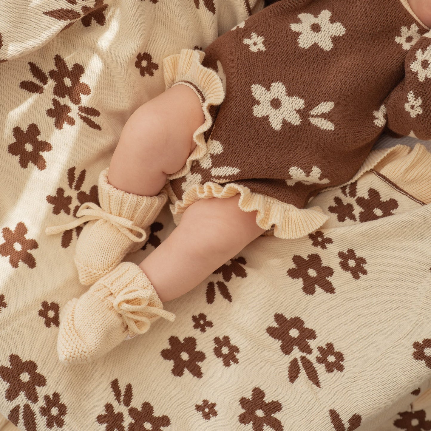 FRILL KNIT BLANKET | Daisy Floral Chocolate