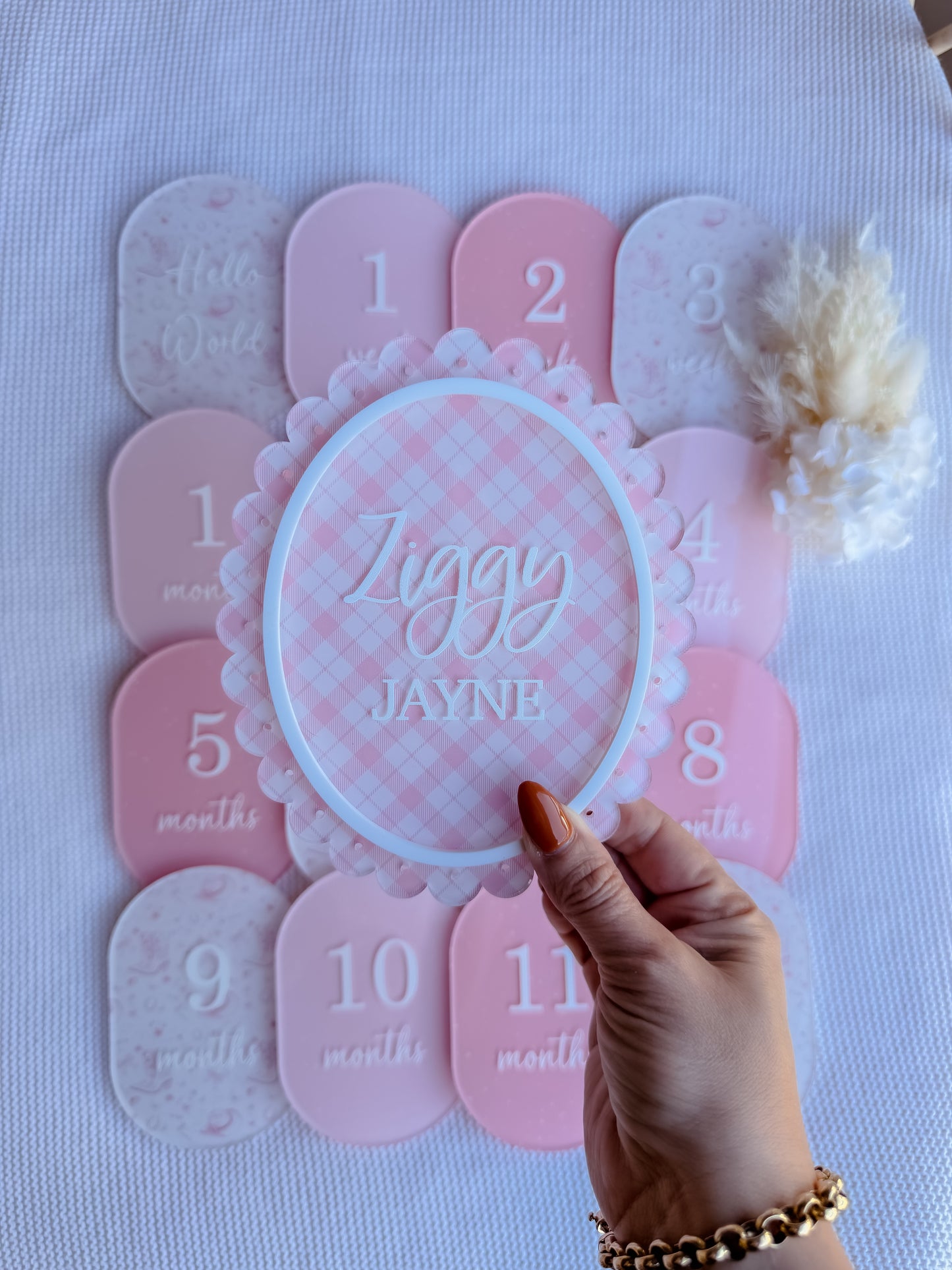 VINTAGE SCALLOPED OVAL NAME SIGN | Acrylic