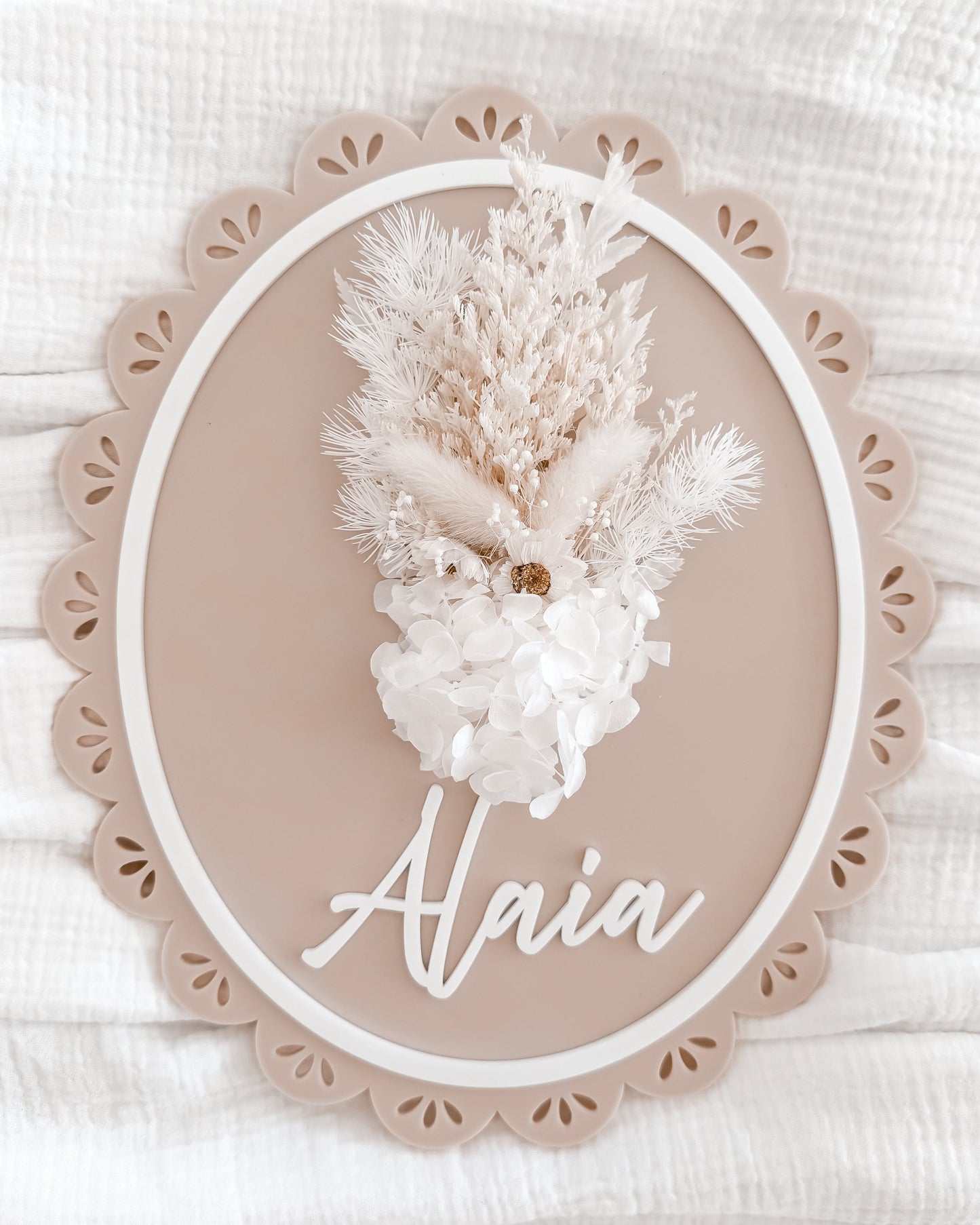 SCALLOPED OVAL NAME SIGN | Personalised | Acrylic & Dried Flowers