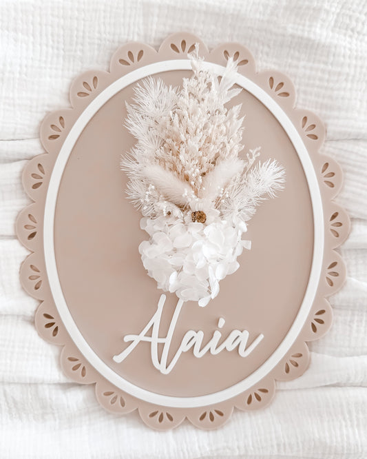 SCALLOPED OVAL NAME SIGN | Personalised | Acrylic & Dried Flowers