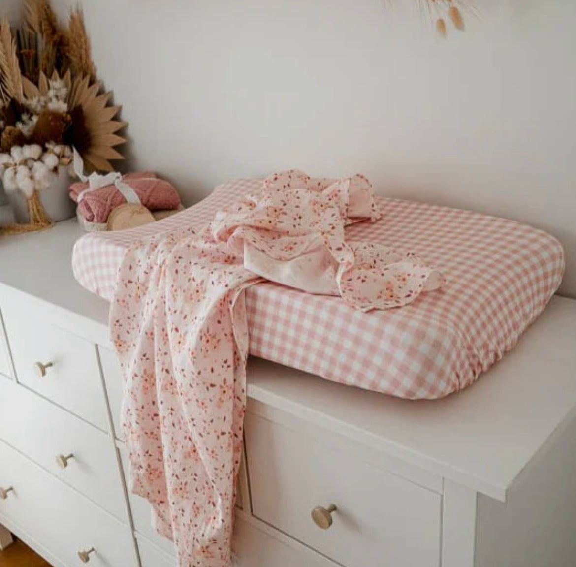 Peachy Pink gingham two-tone fabric adds a classic aesthic with an element of understanted boho to any nursery.  Bassinet sheet is designed for safety, purity and peace of mind for both you and your little love.   
